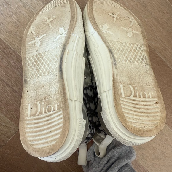 Dior B23 HIGH-TOP SNEAKER
WHITE AND BLACK OBLIQUE CANVAS